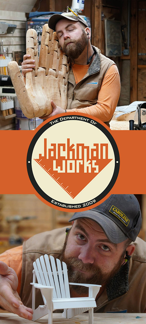 Jackman sostiene una gran mano de madera y posa junto a una silla de jardín en miniatura. Logotipo de Jackman Works: Departamento de Jackman Works, establecido en 2009.