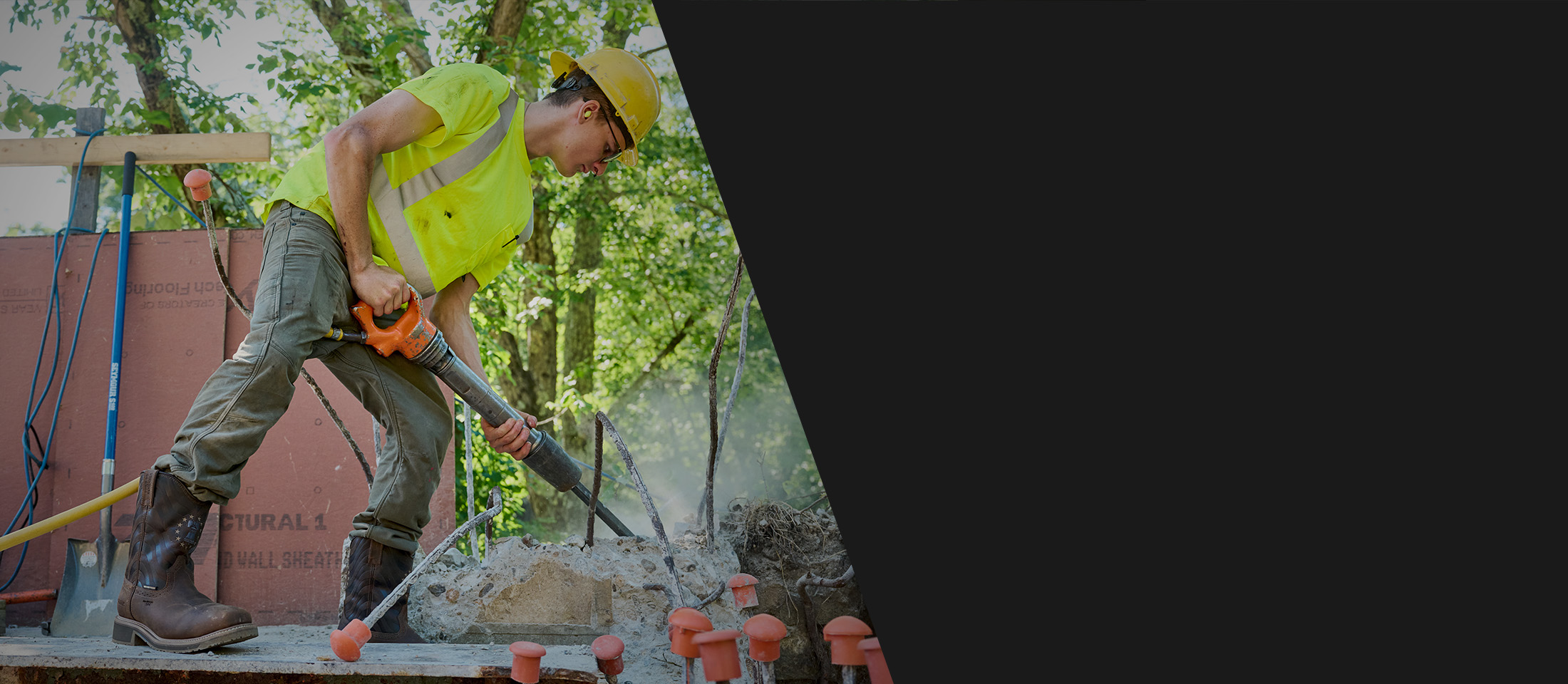 A worker wearing the Pipeline Comp Toe boot in brown.