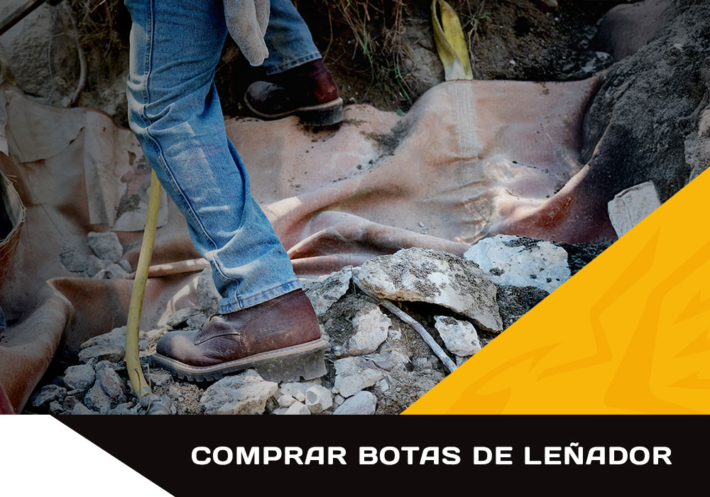 Comprar botas de leñador. Un hombre trabajando con una bota de leñador Carolina.
