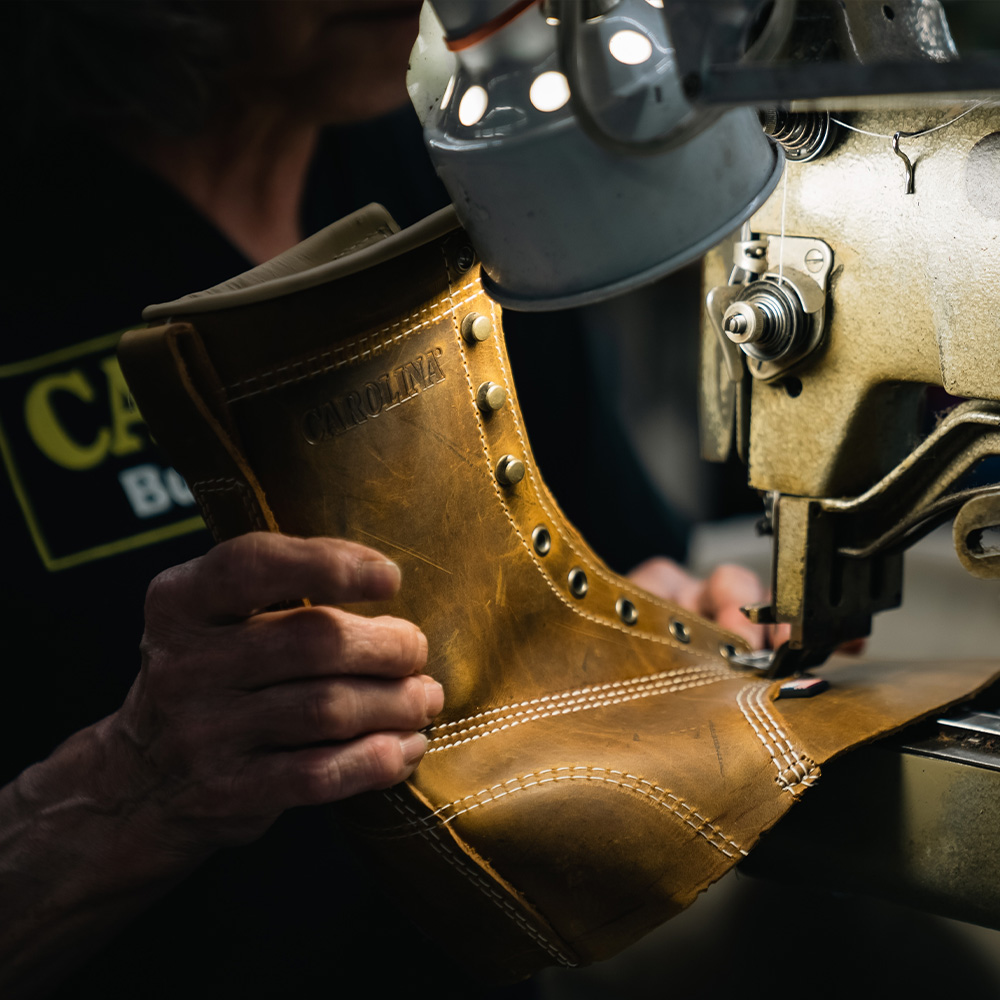 Un trabajador de una fábrica que fabrica una bota doméstica de Carolina.