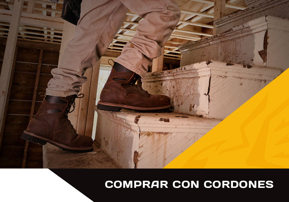 Comprar con cordones. Un hombre sube las escaleras con la bota de trabajo Gruntz de 8" con punta de acero en marrón. Comprar botas con cordones para hombre.